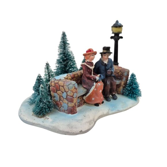 Holiday Time Christmas Village Couple On Bench With Lamp Post Scene Boxed Resin - Picture 4 of 10